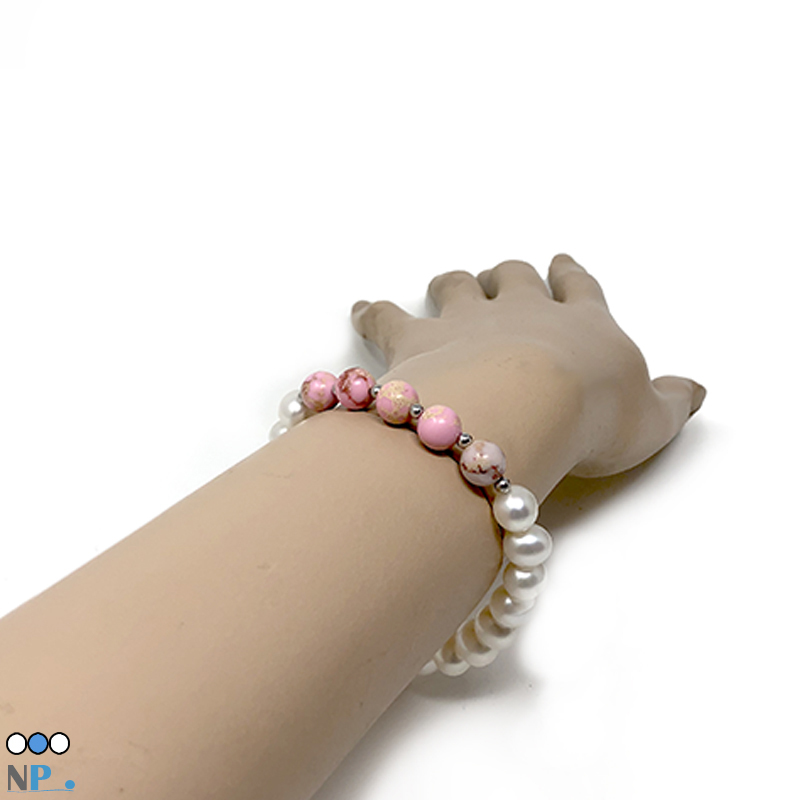 Bracelet sur elastique avec perles blanches de culture et Pierres semi precieuses Sediment de la Mer Rose